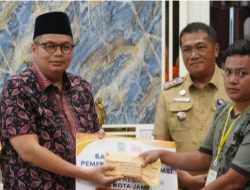 Ketua DPRD Kota Jambi KFA Serahkan Bantuan Sosial Kepada Korban Kebakaran di Kota Jambi